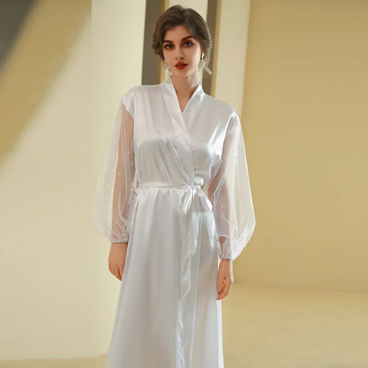 Bademantel mit Perlen an den Ärmeln