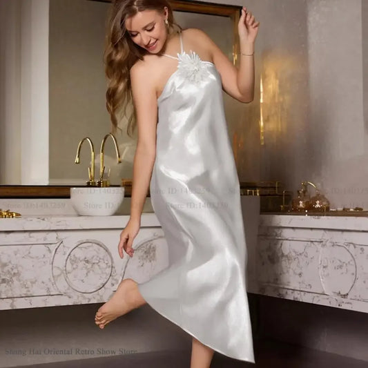 Langes elegantes Schlafkleid