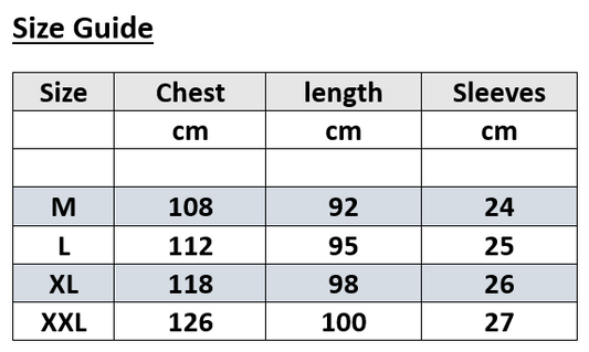 Bademantel mit federartigen Ärmeln und Saum