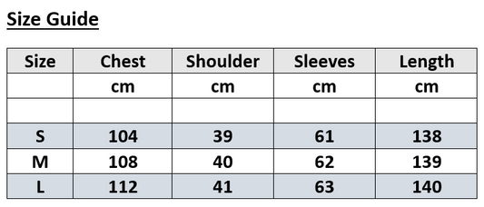 Einfache Robe mit Perlen an den Spitzärmeln